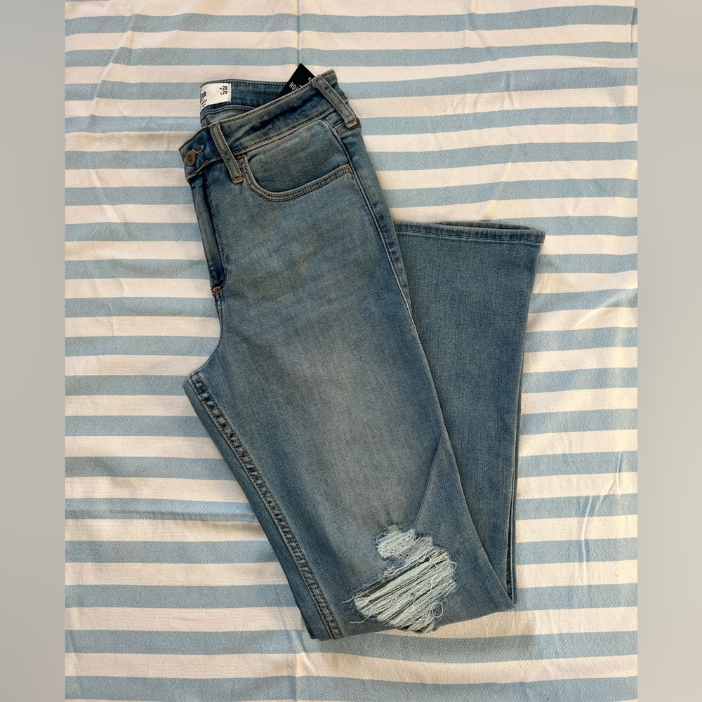 Hollister Curvy Mid-Rise Boot Jeans
Size 7 Short Curvy